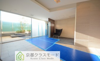 エントランスホールの壁には、明るく清潔感のあるガラス素材を採用