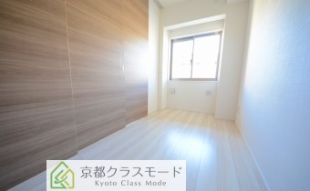 洋室4.4帖（仕切りを閉じた状態）