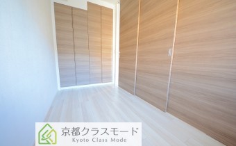 洋室4.4帖（仕切りを閉じた状態）