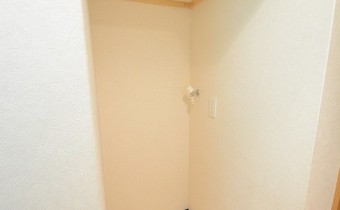 室内洗濯機置場　※室内写真は同マンション内の1LDKタイプのものです。