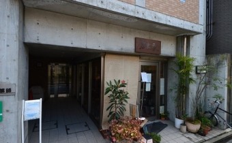 エントランス　１階は喫茶店です。