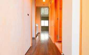 玄関　※室内写真は同マンション内・別タイプのお部屋になります。