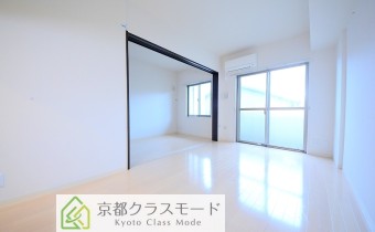 リビング　※室内写真は同マンション内の別タイプのお部屋になります。