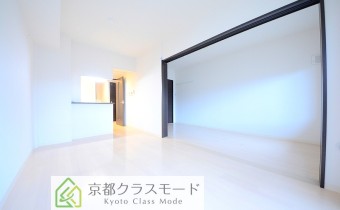 リビング　※室内写真は同マンション内の別タイプのお部屋になります。