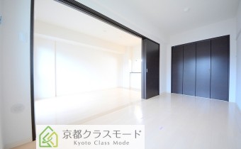 横並びの理想的な間取りの1LDKです♪　※室内写真は同マンション内の別タイプのお部屋になります。