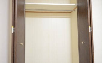 洋室5.4帖　クローゼット　※写真は反転タイプです。