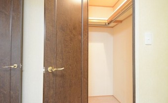 洋室6帖　ウォークインクローゼット　※写真は反転タイプです。