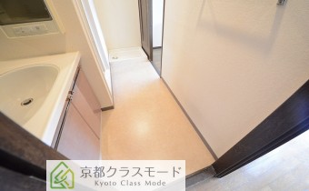 脱衣スペース　※写真は反転タイプです。