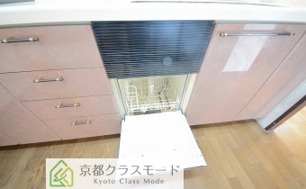 食器洗浄乾燥機付き　※室内写真は同マンション内の402号室のものです。