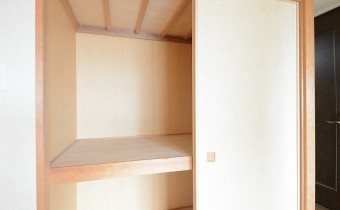 和室6帖　押入れ　※写真は反転タイプです。