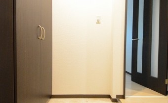 玄関　※室内写真は同マンション内の203号室のものです。