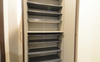 シューズＢＯＸ　※室内写真は同マンション内の203号室のものです。