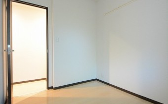 ※室内写真は同マンション内の203号室のものです。