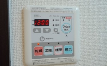 コントローラー　※室内写真は同マンション内の203号室のものです。