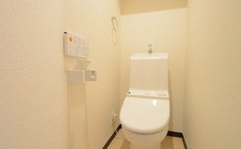 ウォシュレットトイレ　※室内写真は同マンション内の203号室のものです。