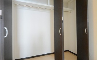 ※室内写真は同マンション内の203号室のものです。