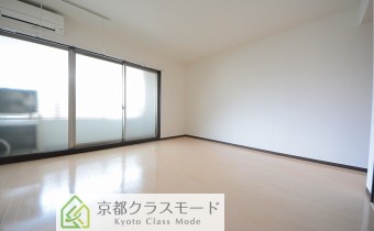 ※室内写真は同マンション内の203号室のものです。