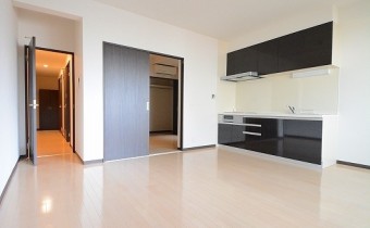 ※室内写真は同マンション内の203号室のものです。