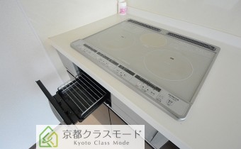 3口ＩＨコンロ（グリル付き）　※室内写真は同マンション内の203号室のものです。