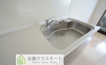 ※室内写真は同マンション内の203号室のものです。