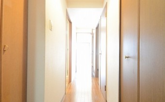 玄関　※室内写真は同マンション内の202号室のものです。