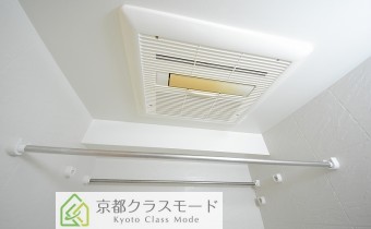 浴室乾燥機　※室内写真は同マンション内の202号室のものです。