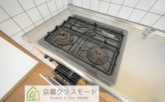 3口ガスコンロ（グリル付き）　※室内写真は同マンション内の202号室のものです。