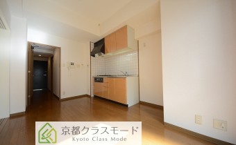 ※室内写真は同マンション内の202号室のものです。