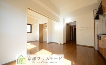 ※室内写真は同マンション内の202号室のものです。