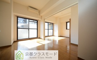 ※室内写真は同マンション内の202号室のものです。