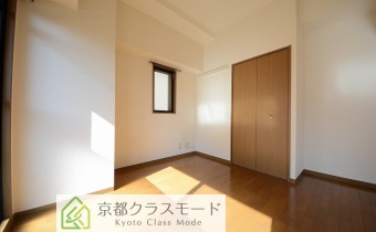 ※室内写真は同マンション内の202号室のものです。