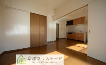 ※室内写真は同マンション内の202号室のものです。