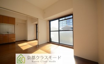 ※室内写真は同マンション内の202号室のものです。