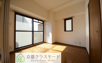 ※室内写真は同マンション内の202号室のものです。