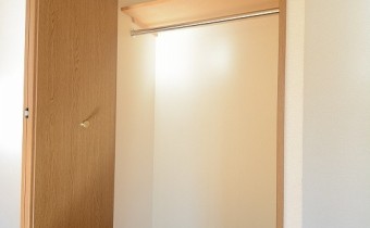※室内写真は同マンション内の202号室のものです。
