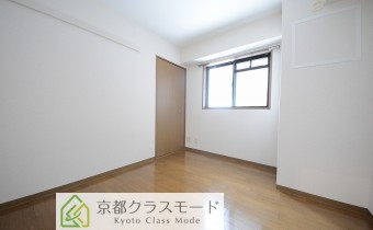 ※室内写真は同マンション内の202号室のものです。