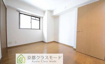 ※室内写真は同マンション内の202号室のものです。