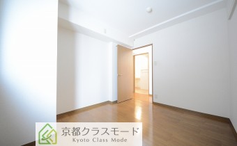 ※室内写真は同マンション内の202号室のものです。