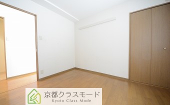 ※室内写真は同マンション内の202号室のものです。