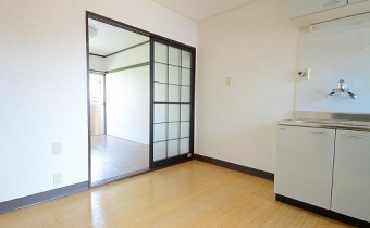 ダイニングキッチン・別アングル①