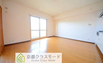 LDK11.7帖　広々とした陽当たりの良いリビングルーム