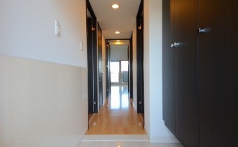玄関　※室内写真は同マンション内の別タイプのものです。