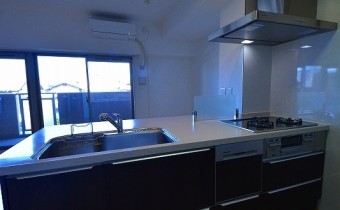 3口ガスシステムキッチン（グリル付き）　※室内写真は同マンション内の別タイプのものです。