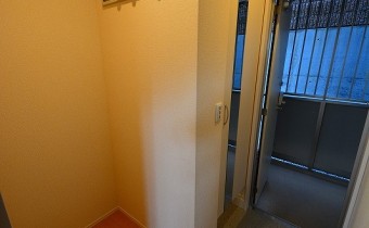 玄関・別アングル　洋服掛けもあります♪