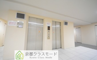 防犯カメラ付きエレベーター　2基付きです。