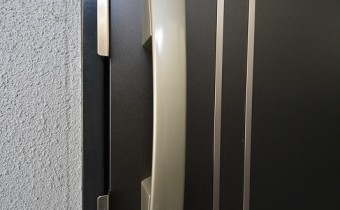 ダブルロックドア