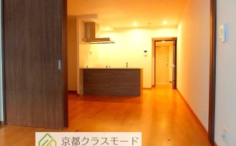 カウンターキッチンタイプのお洒落な住空間♪建具にもこだわりがあります。