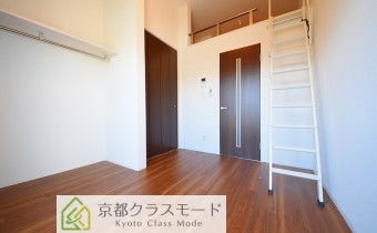 お洒落な「ロフト付き」♪意外と広い室内です！