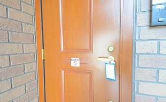 玄関ドア　※室内写真は同建物内の103号室のものです。