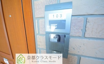 ＴＶドアホン　※室内写真は同建物内の103号室のものです。
